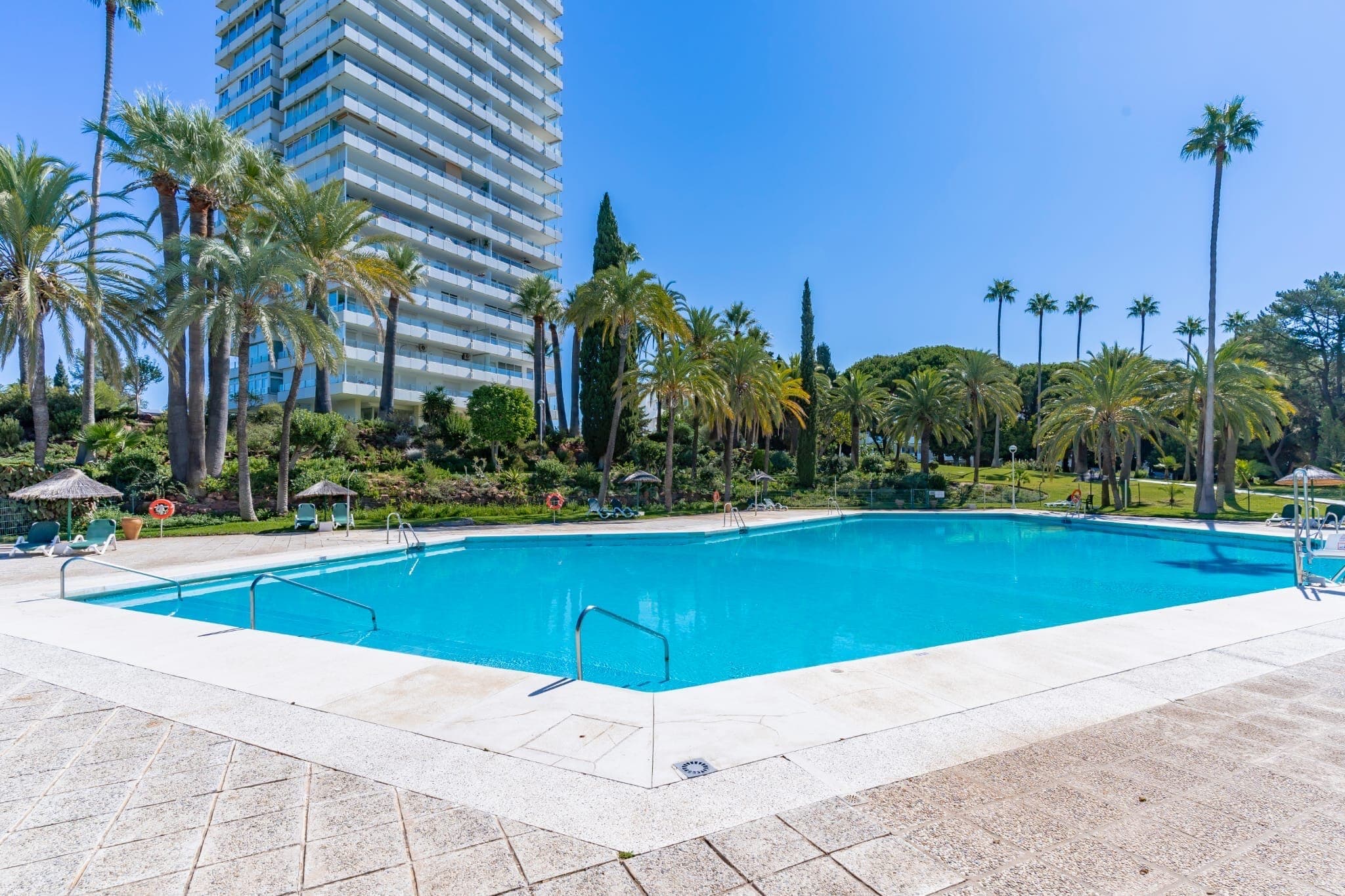 Exquisite Modern Apartment with Panoramic views in Torre Real, Marbella