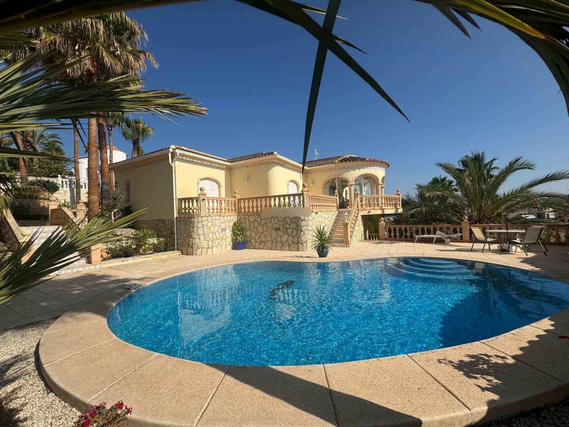 Fabulous castle in the neighbourhood of Benidorm with Mediterranean views - looking for a new owner!